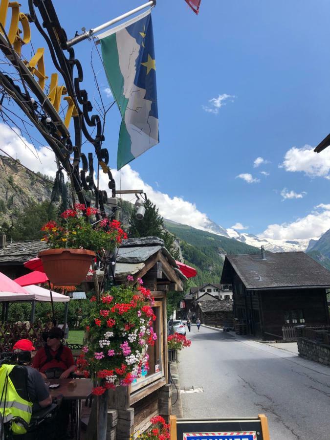 Au Village D'Evolene, Tres Joli Studio Calme Et Ensoleille Luaran gambar